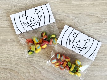 Scary pumpkin Halloween treat bag topper paper craft printable coloring for kids